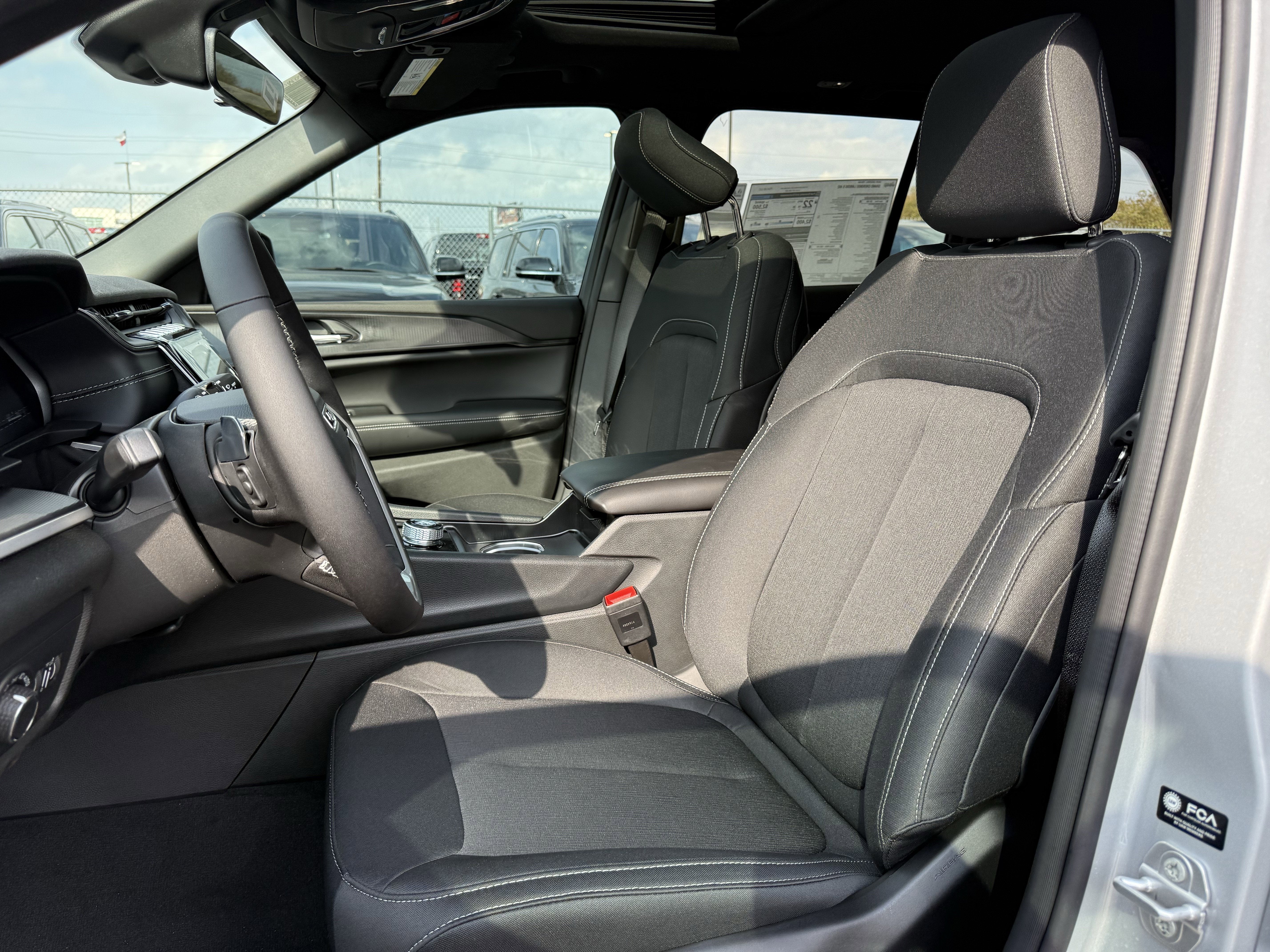 2025 Jeep Grand Cherokee GRAND CHEROKEE LAREDO X 4X2