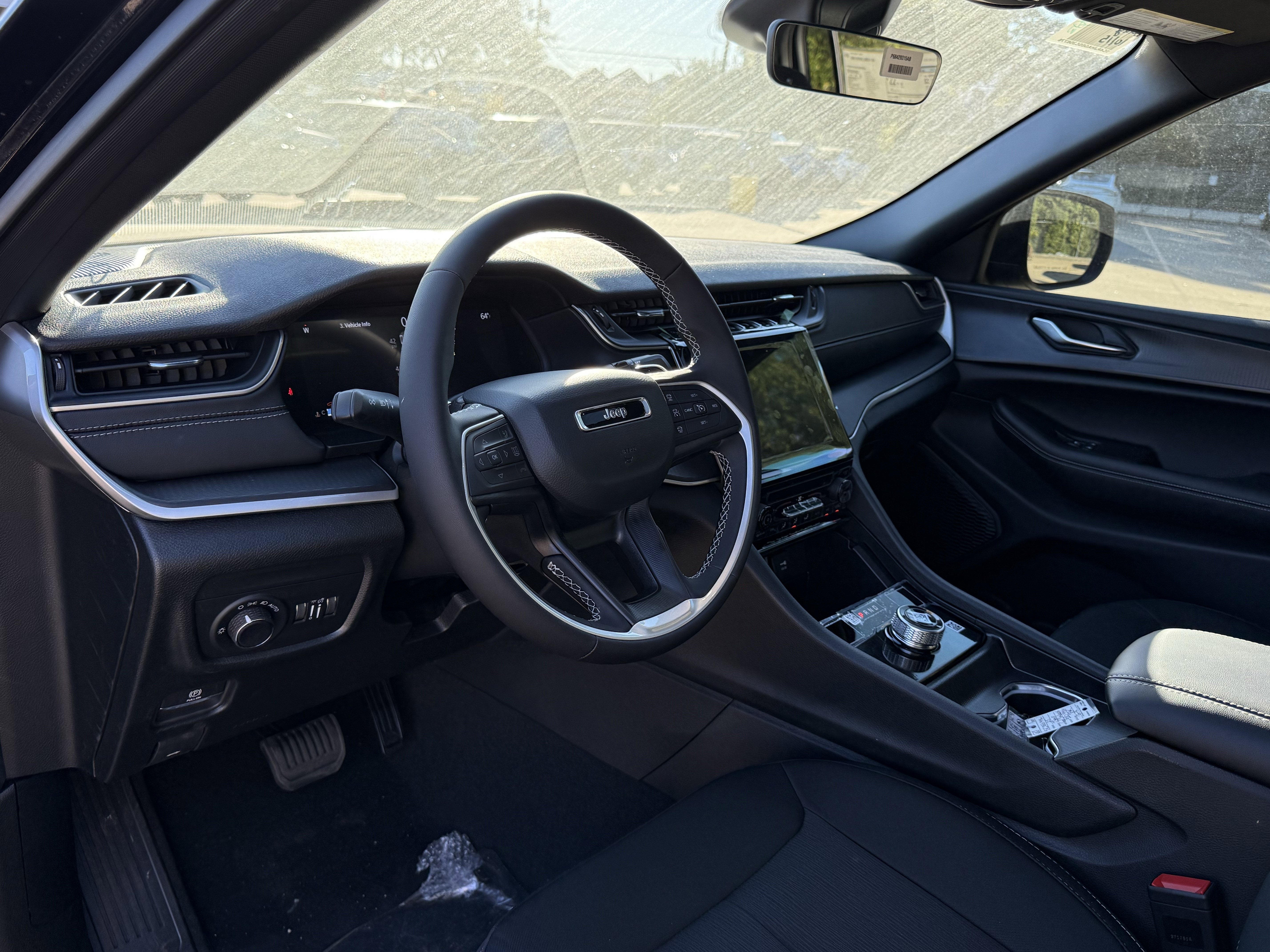 2025 Jeep Grand Cherokee GRAND CHEROKEE LAREDO X 4X4