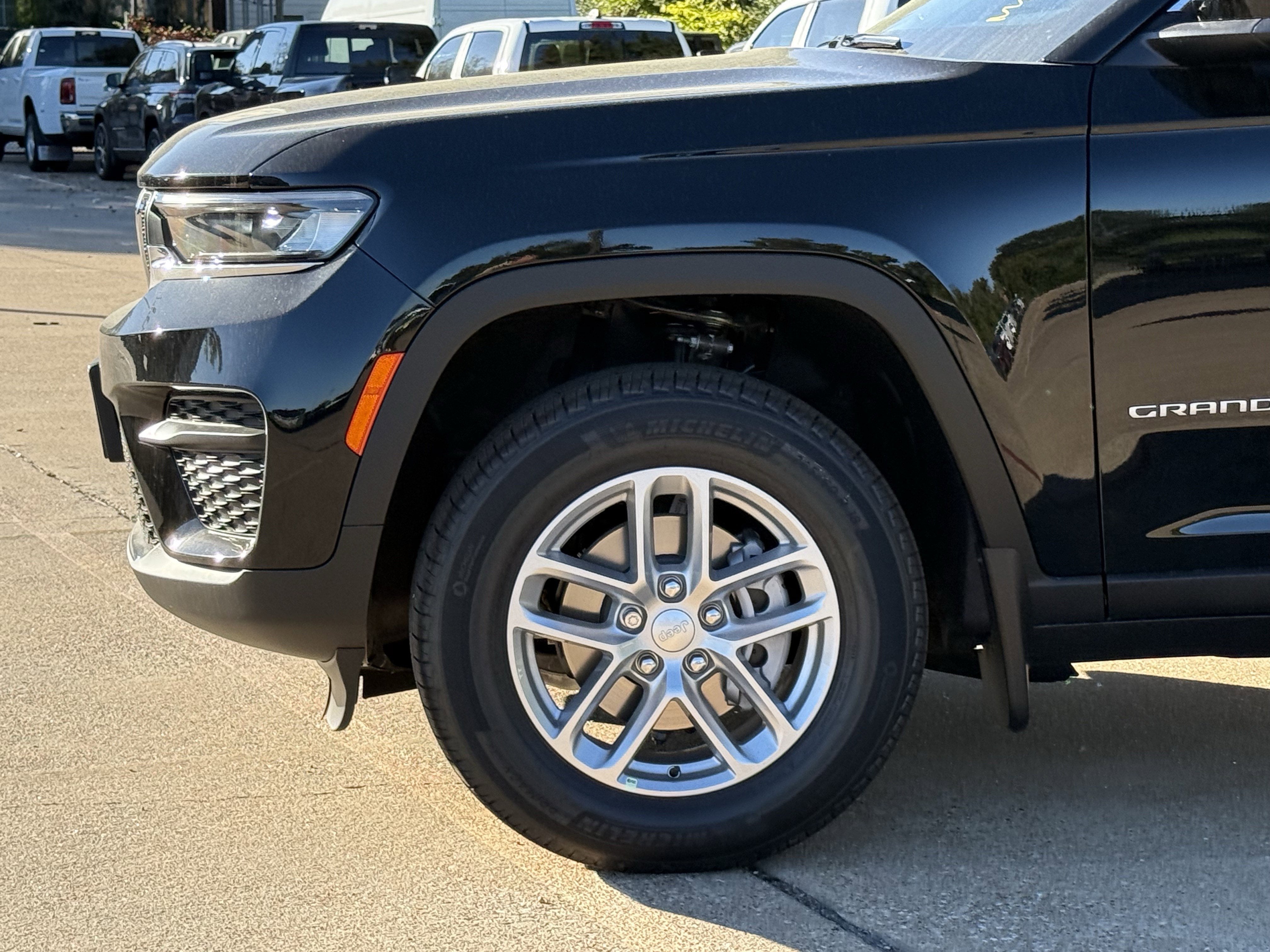 2025 Jeep Grand Cherokee GRAND CHEROKEE LAREDO X 4X4