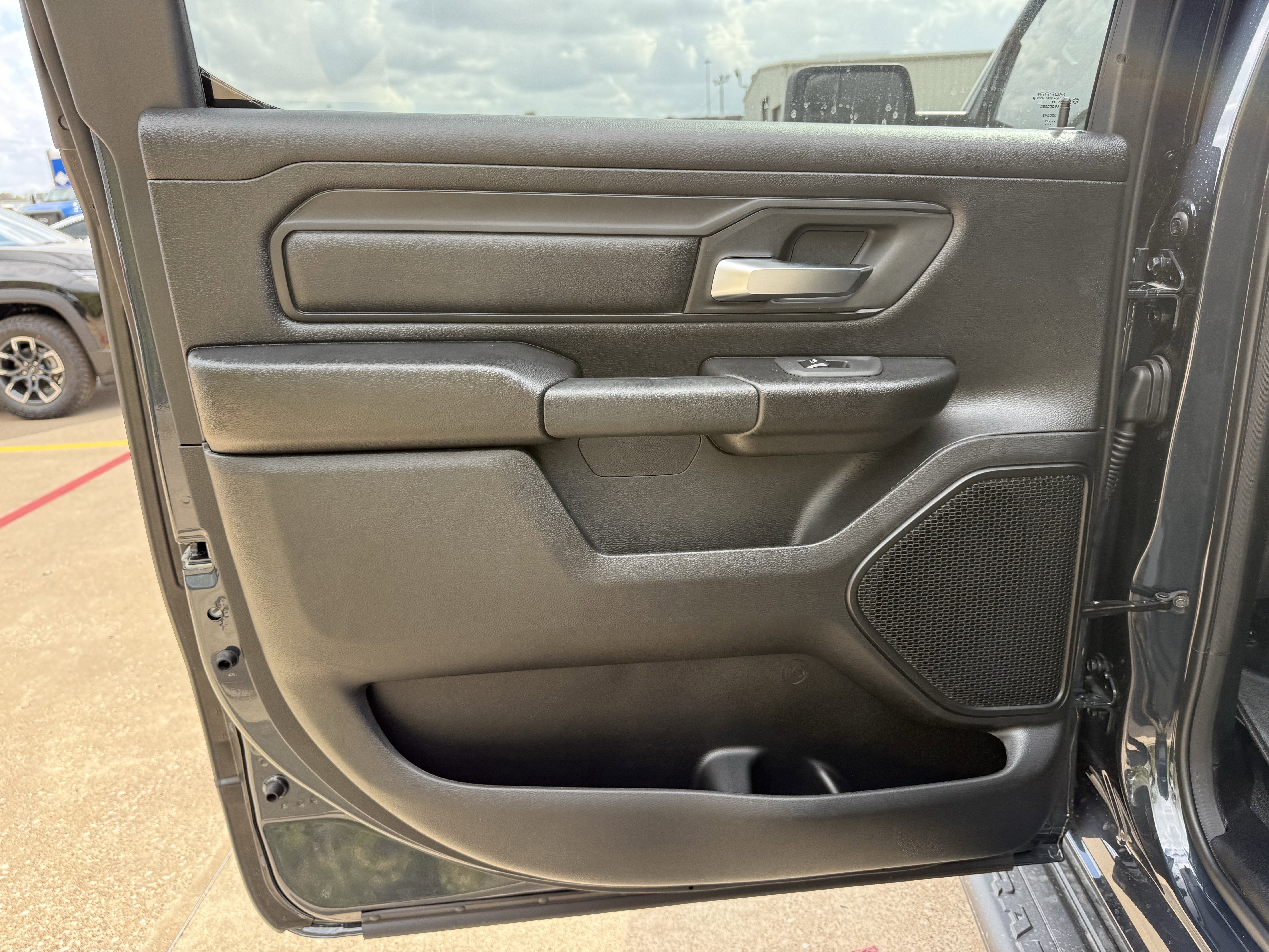 2026 RAM 1500 EXPRESS CREW CAB 4X4 5'7' BOX