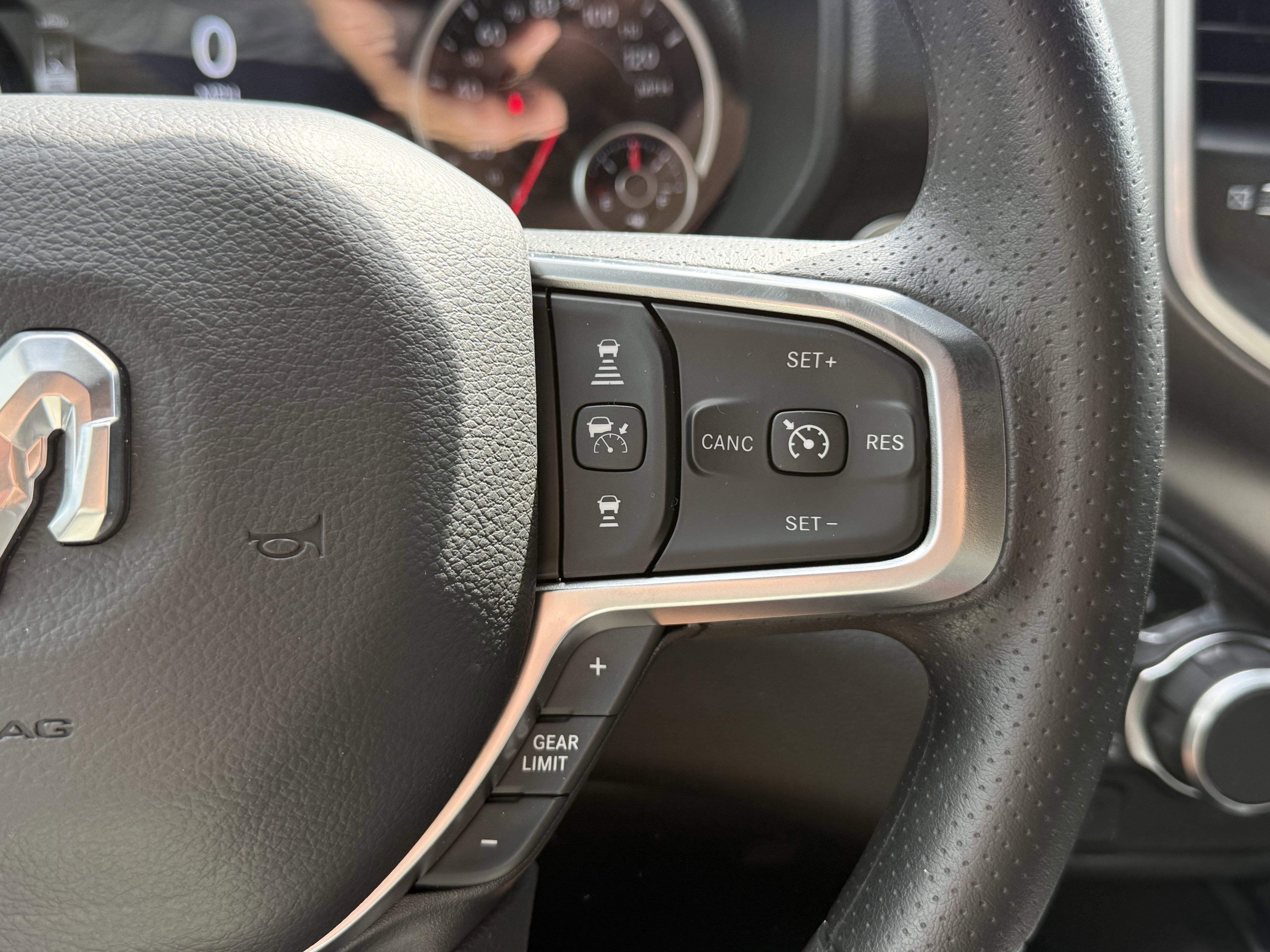 2026 RAM 1500 EXPRESS CREW CAB 4X4 5'7' BOX