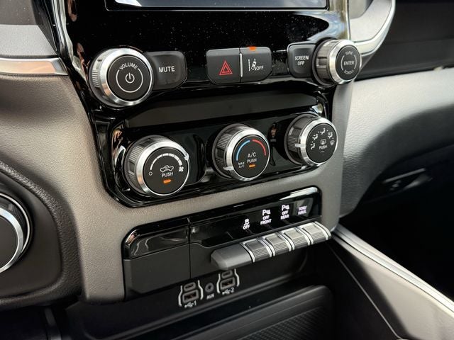 2026 RAM 1500 EXPRESS CREW CAB 4X4 5'7' BOX