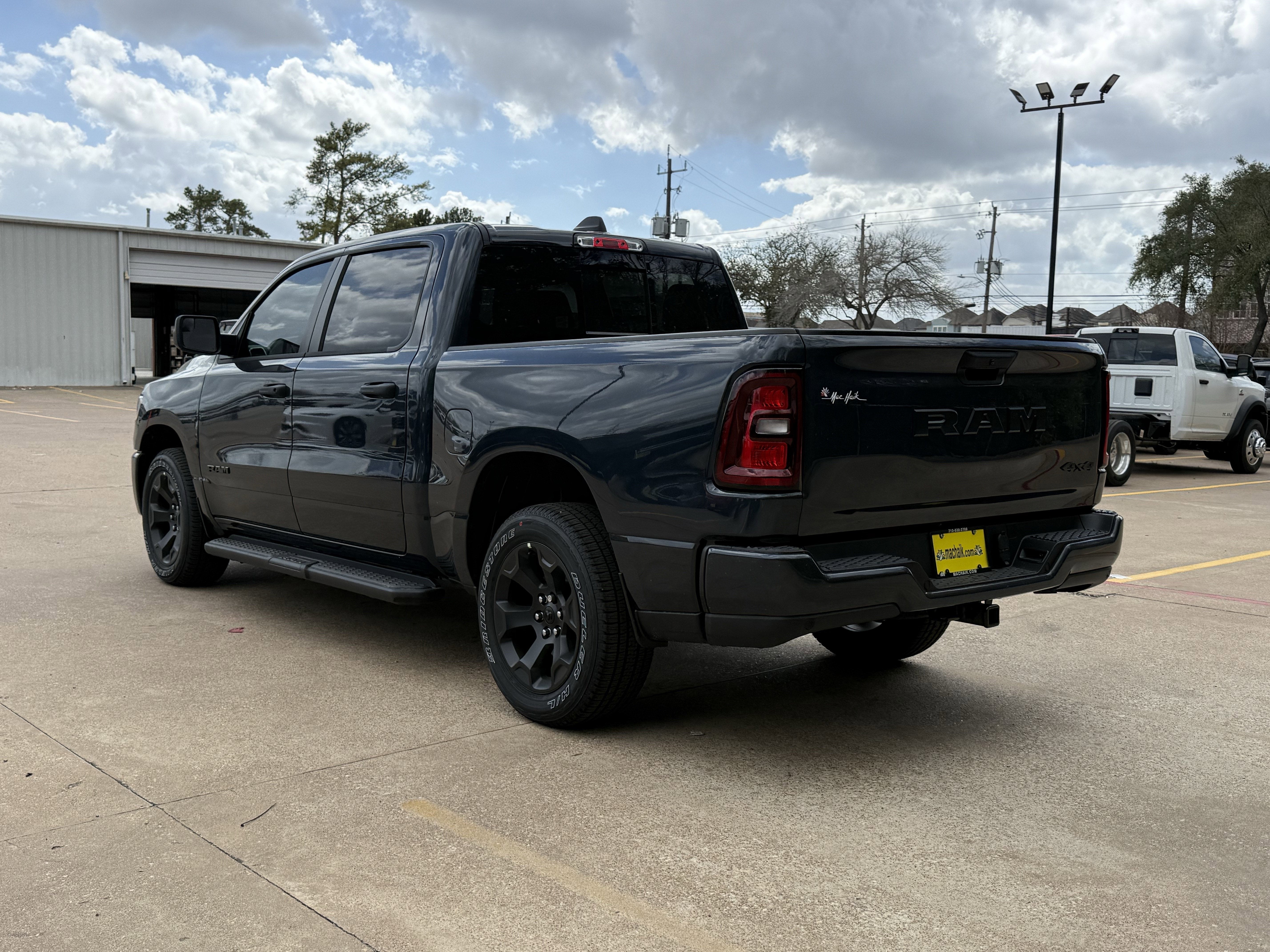 2026 RAM 1500 EXPRESS CREW CAB 4X4 5'7' BOX