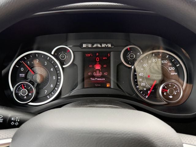 2026 RAM 1500 EXPRESS CREW CAB 4X4 5'7' BOX