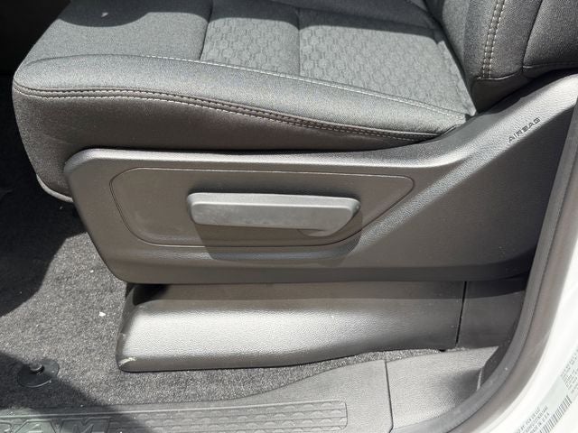 2026 RAM 1500 EXPRESS CREW CAB 4X4 5'7' BOX