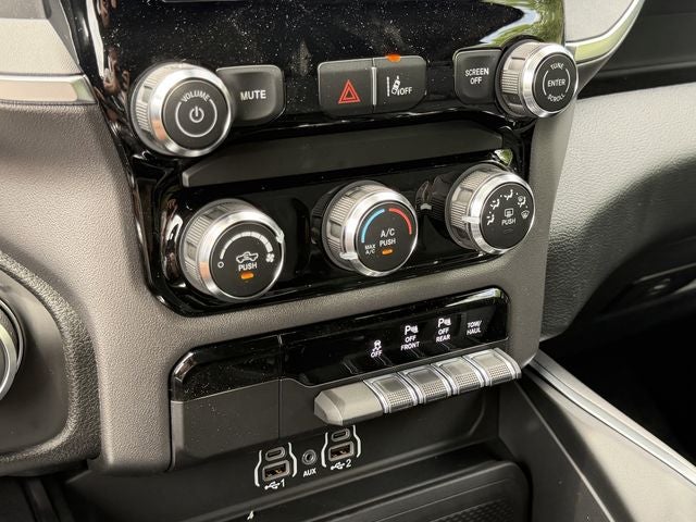 2026 RAM 1500 EXPRESS CREW CAB 4X4 5'7' BOX