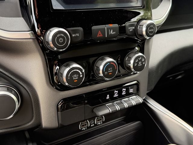 2026 RAM 1500 EXPRESS CREW CAB 4X4 5'7' BOX