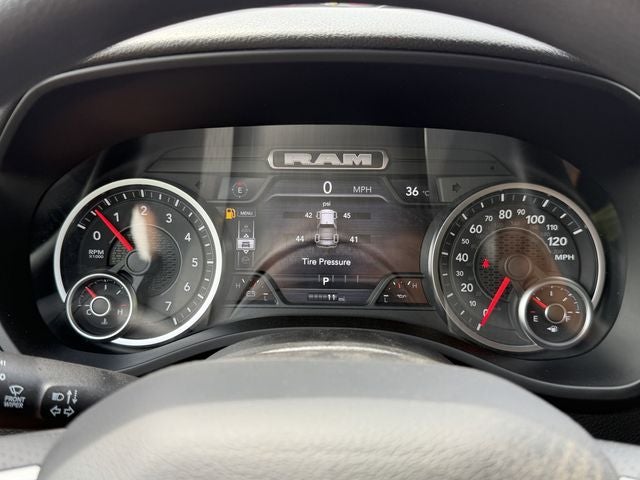 2026 RAM 1500 EXPRESS CREW CAB 4X4 5'7' BOX