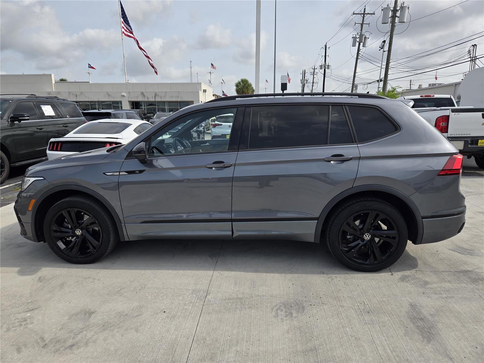 2023 Volkswagen Tiguan 2.0T SE R-Line Black