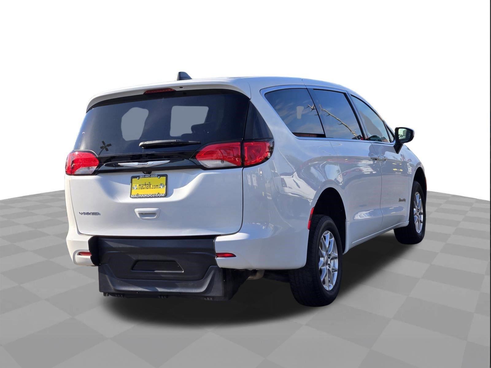 2022 Chrysler Voyager LX