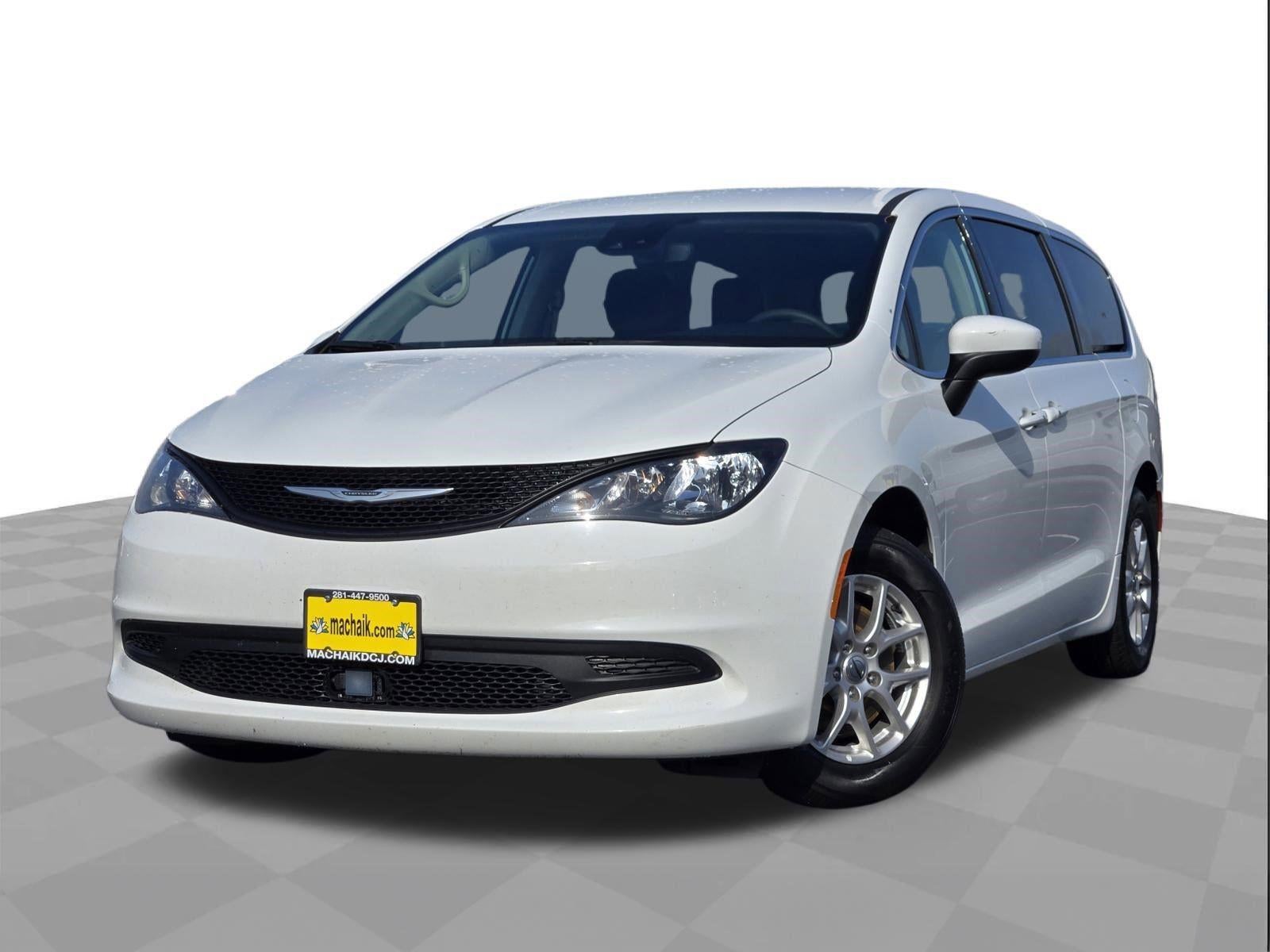 2023 Chrysler Voyager LX's photo