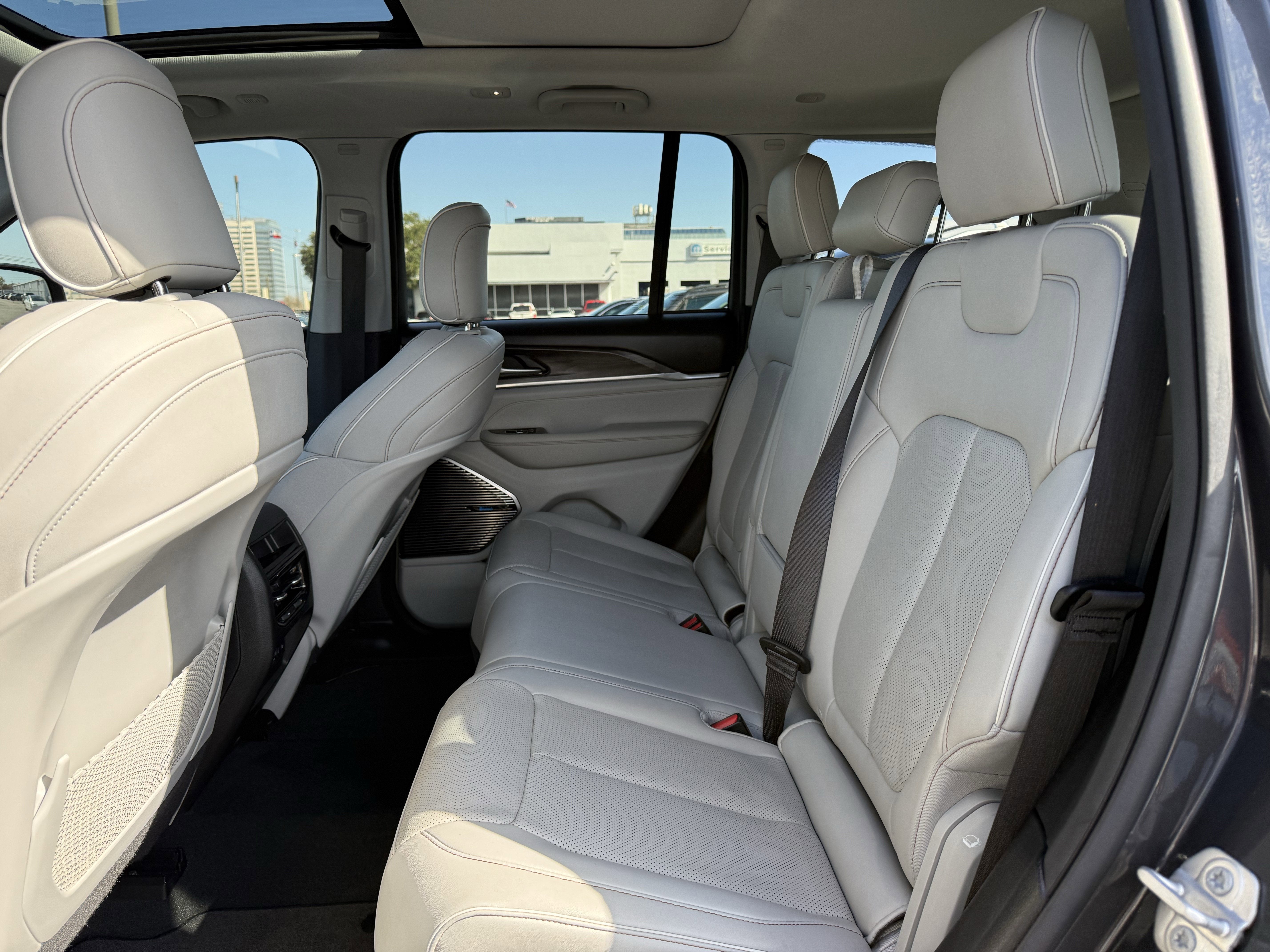 2022 Jeep Grand Cherokee Overland 4x2