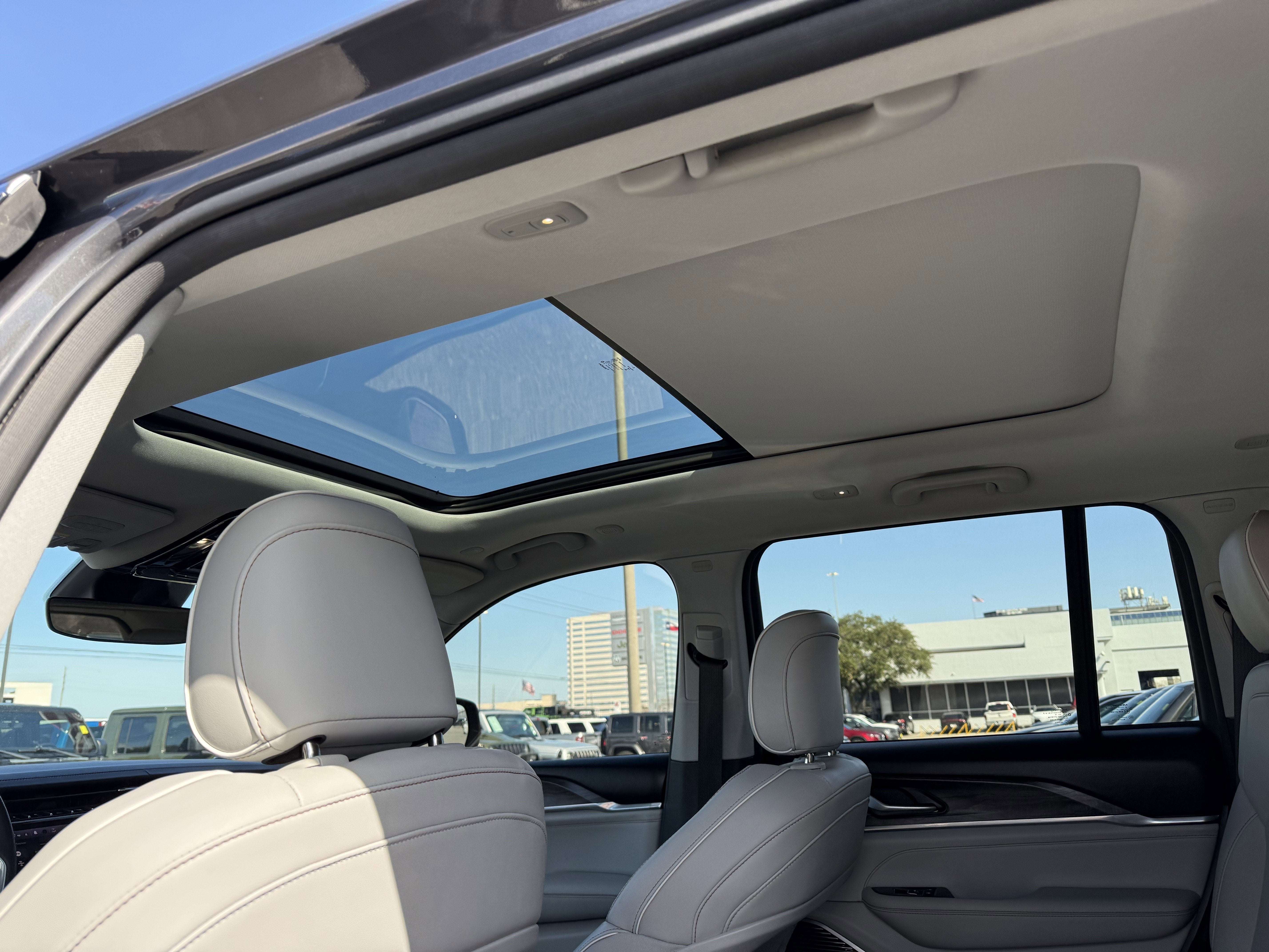 2022 Jeep Grand Cherokee Overland 4x2