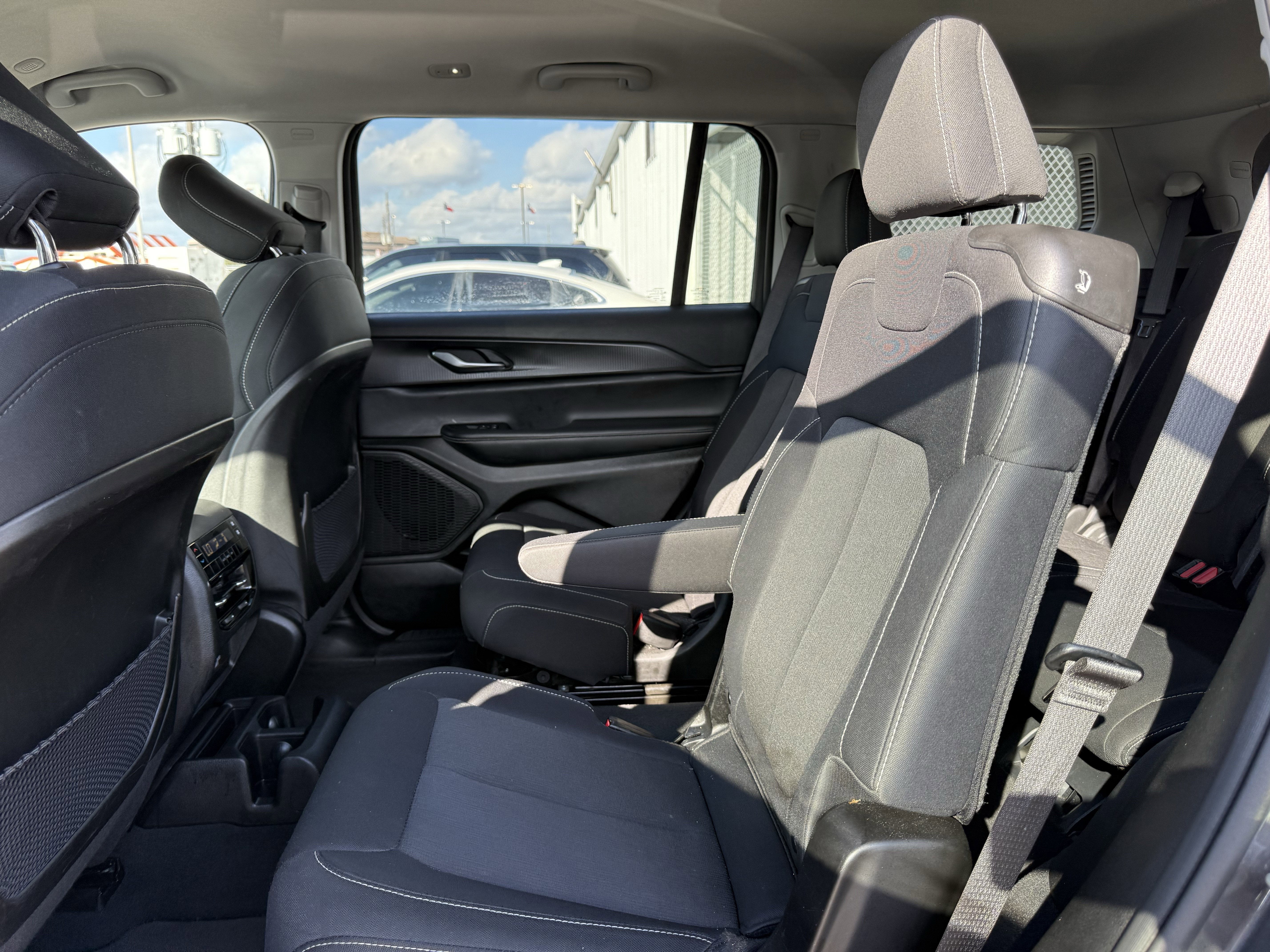 2023 Jeep Grand Cherokee L Laredo 4x4