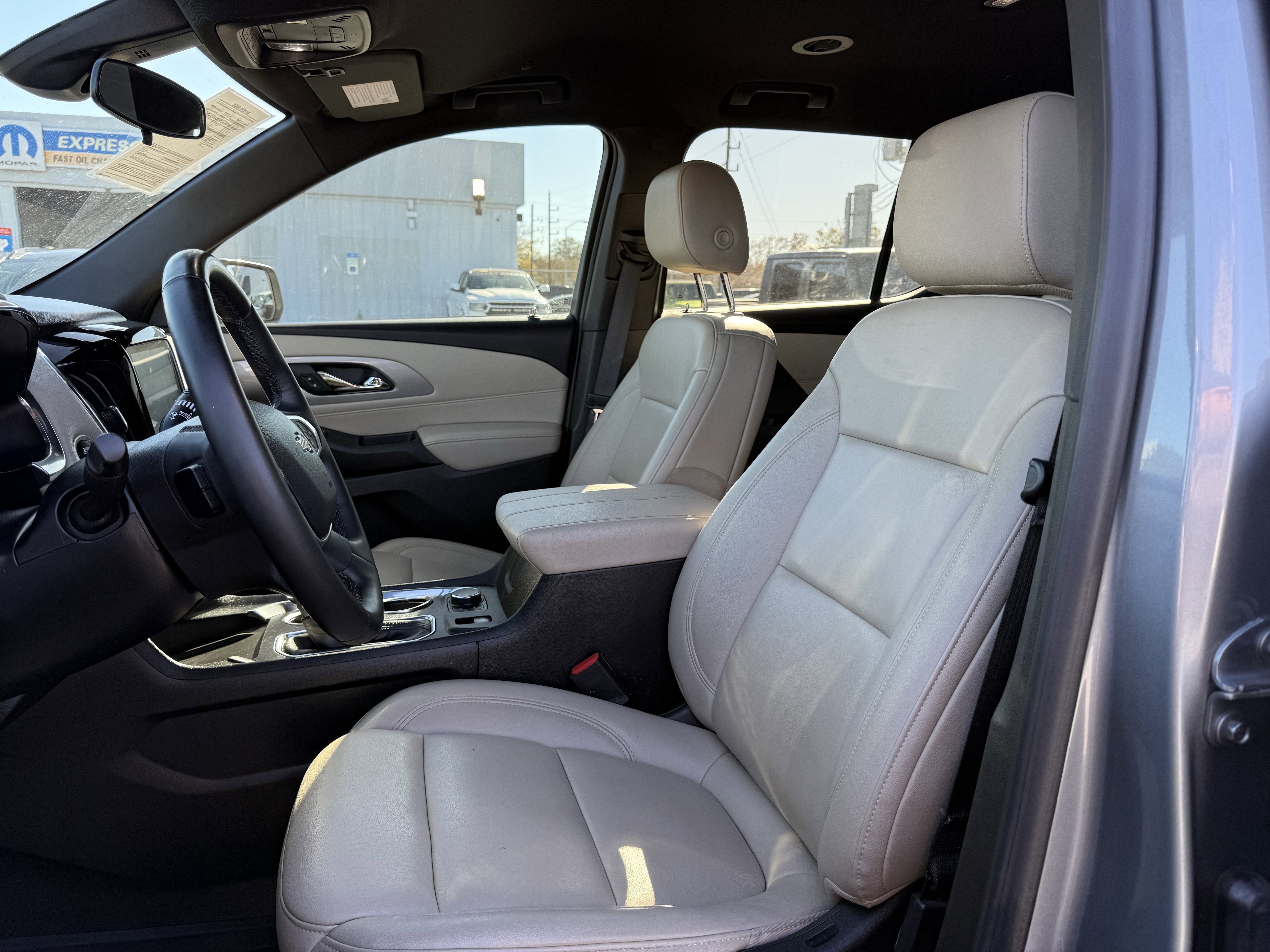 2023 Chevrolet Traverse FWD LT Leather