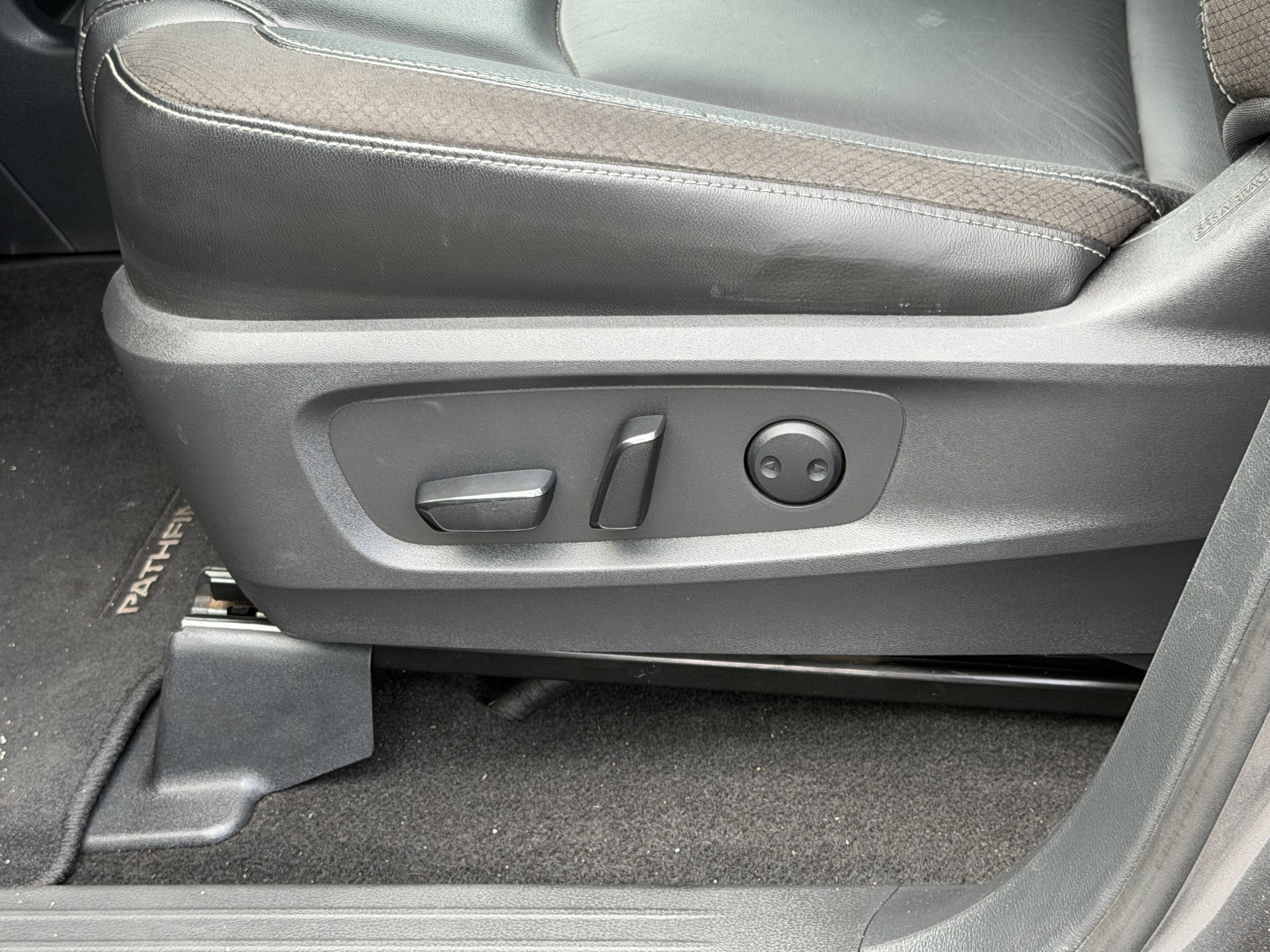 2023 Nissan Pathfinder SL FWD