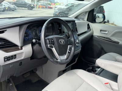 2015 Toyota Sienna XLE 8 Passenger
