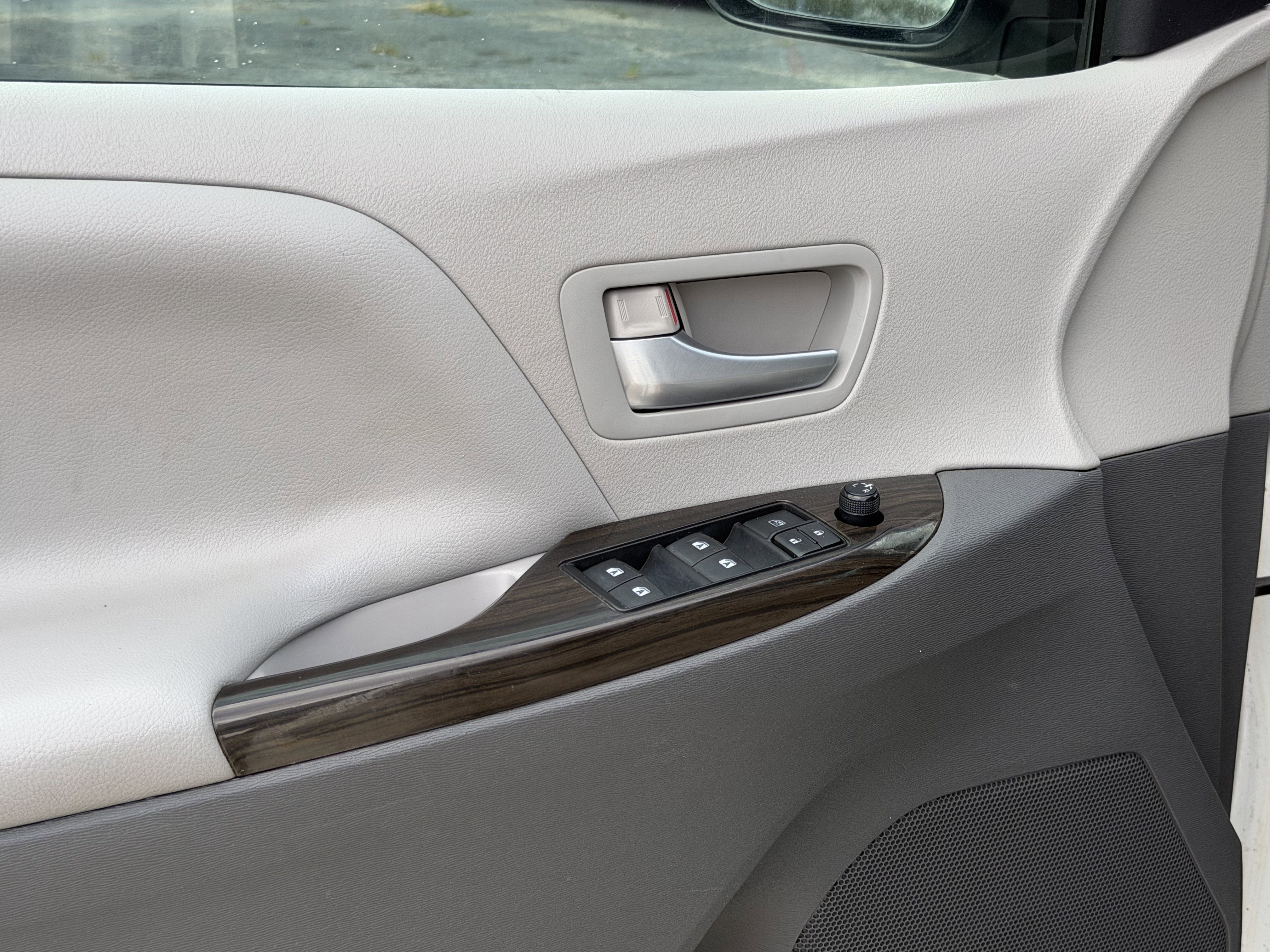 2015 Toyota Sienna XLE 8 Passenger