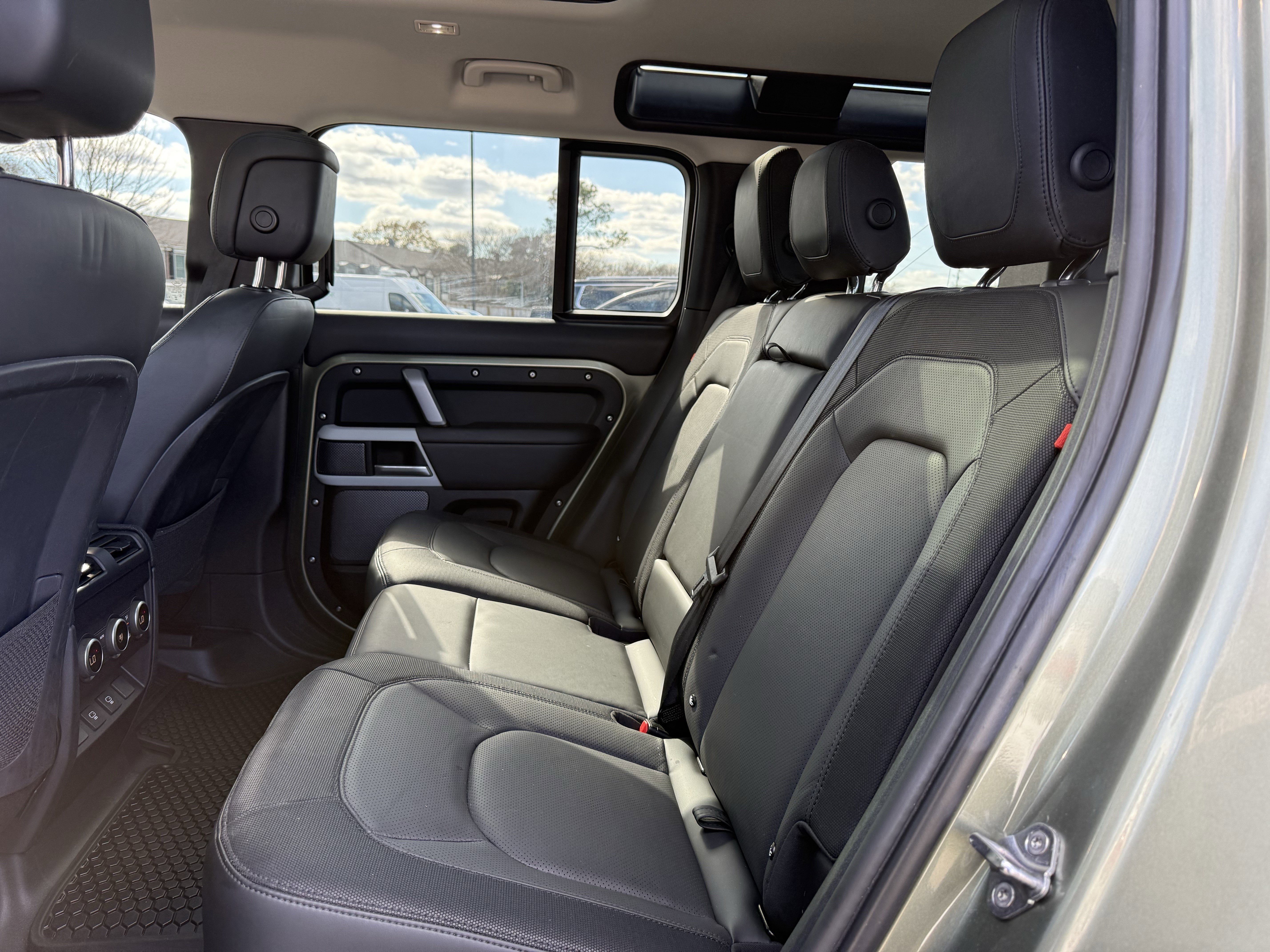 2024 Land Rover Defender 110 P400 X-Dynamic SE