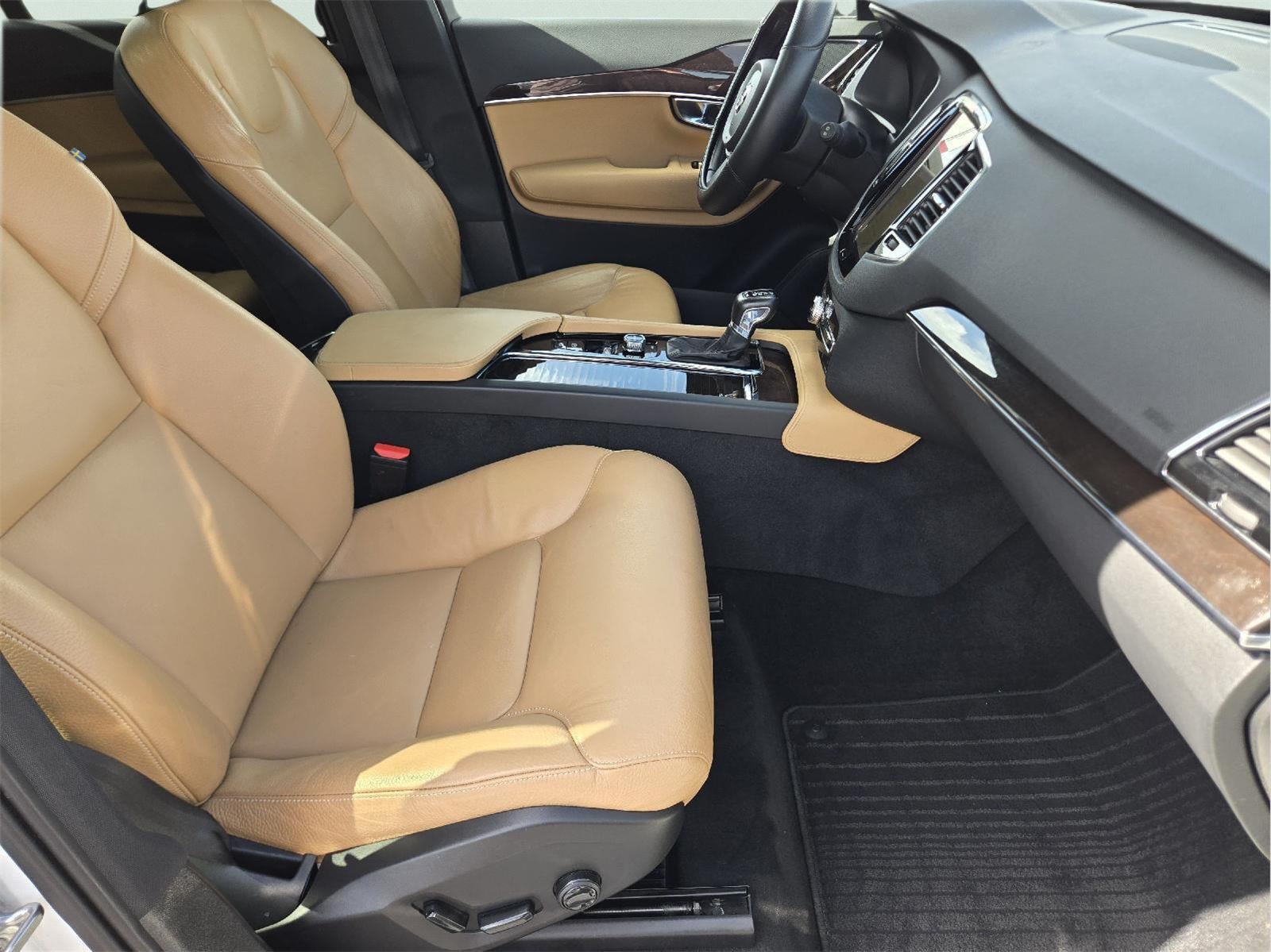 2017 Volvo XC90 Momentum