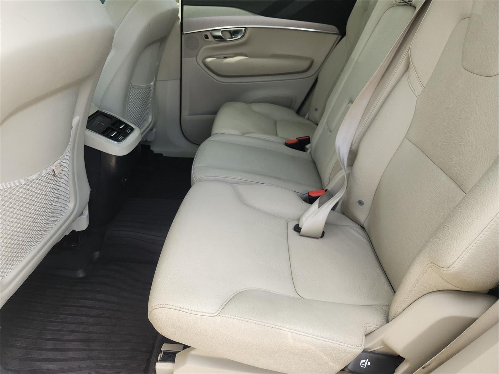 2021 Volvo XC90 Momentum
